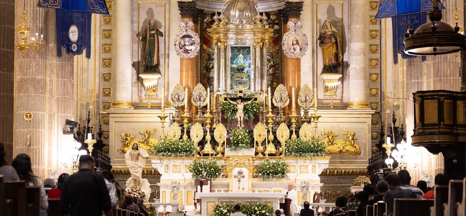 altar de la virgen de san juan de los lagos